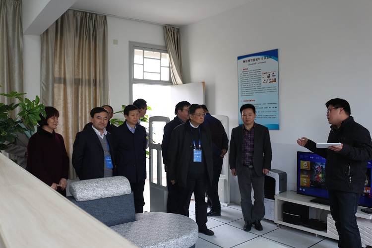 实地考察物联网工程专业实验实训场所.JPG